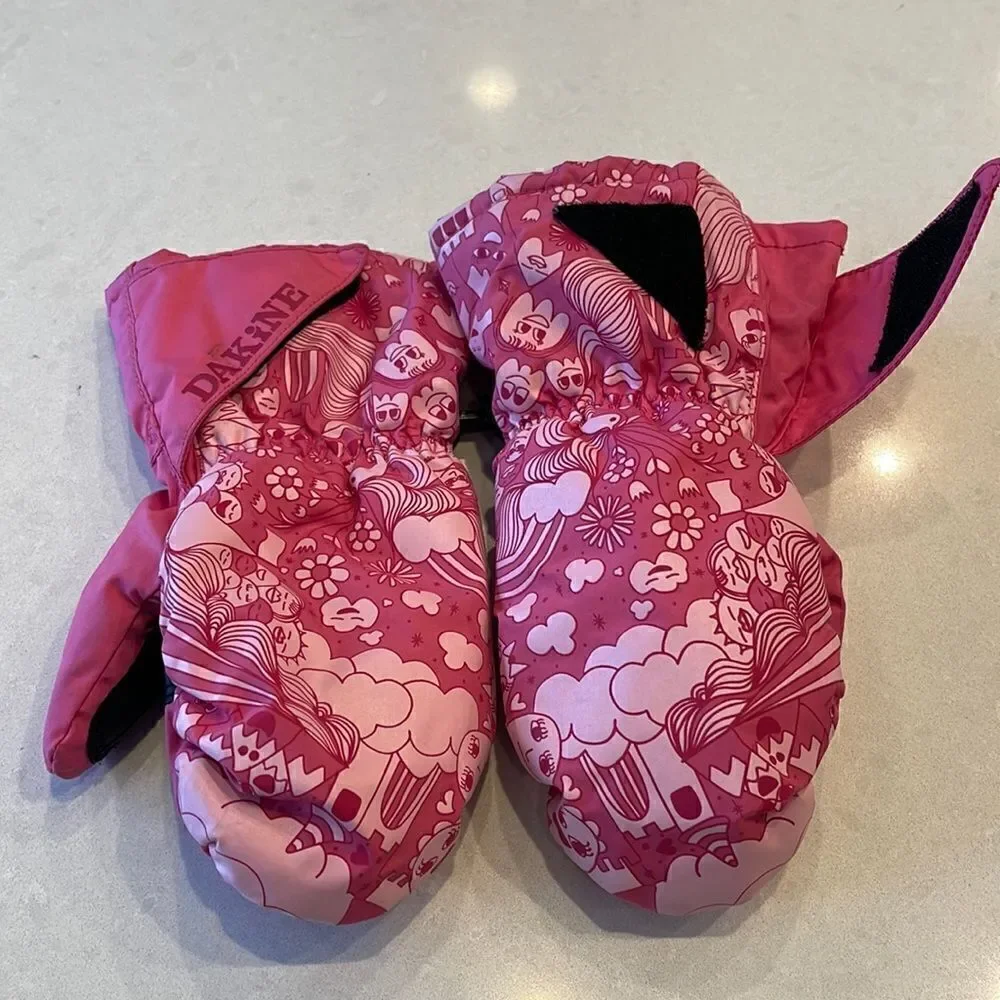 Dakine kids mittens size large 3-4 year  nice shape. Love the design.